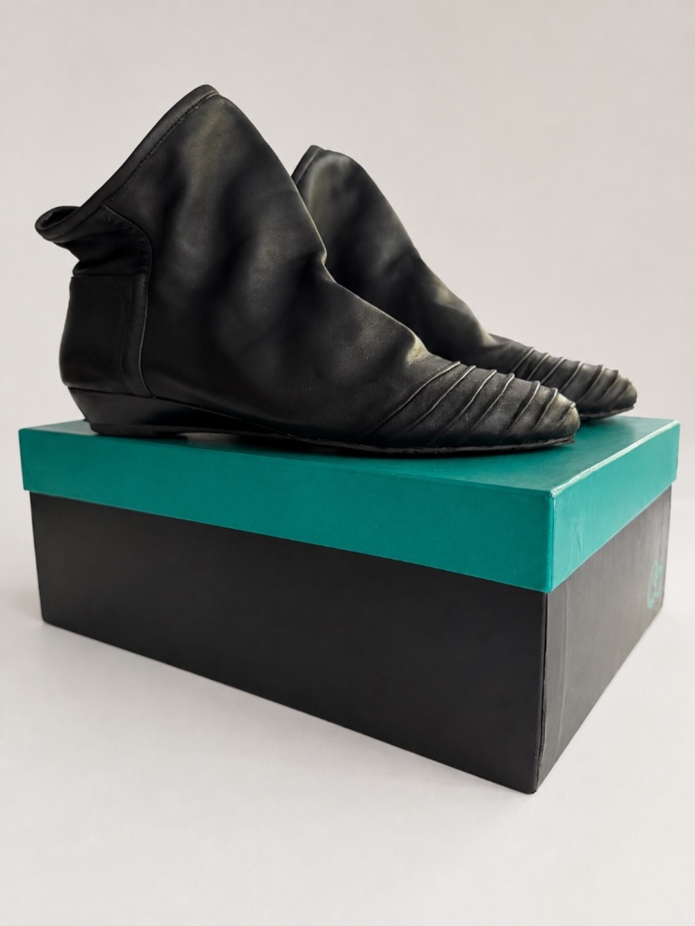 Chocolat Blu Avery Black Leather Ankle Booties Women’s Low Heel Slip-On Size 7.5